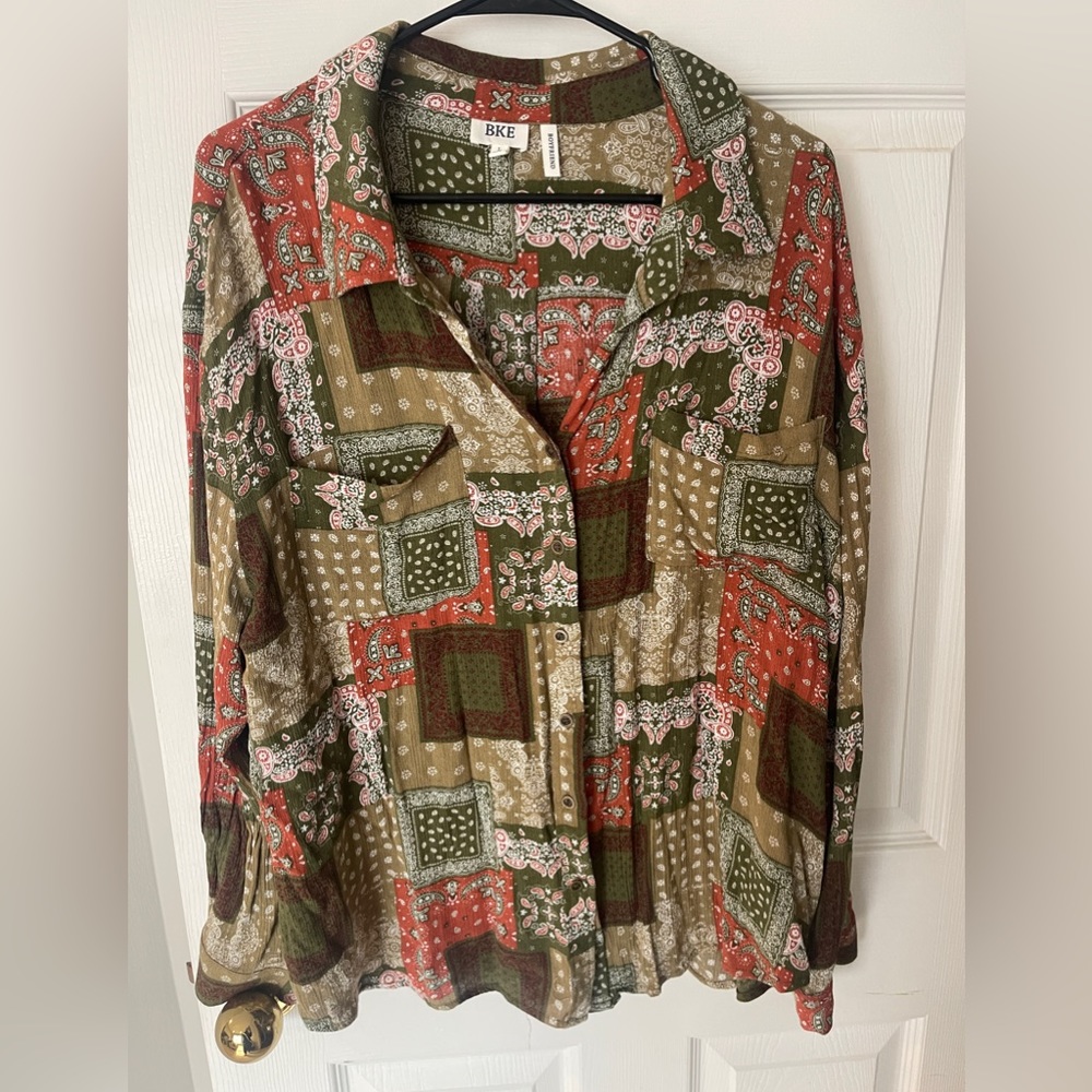 Cute button front BKE top size Large